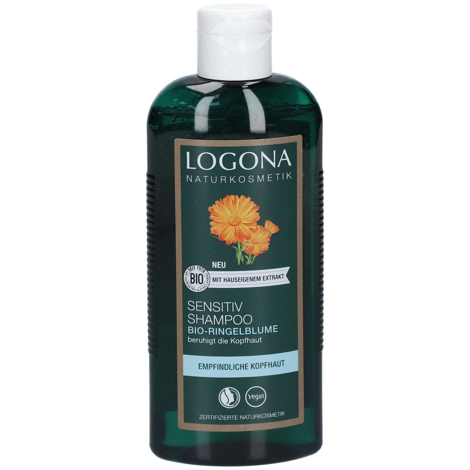 Flacon vert avec bouchon blanc. Inscription LOGONA Naturkosmetik, Sensitiv Shampoo Bio-Ringelblume. Label vegan.