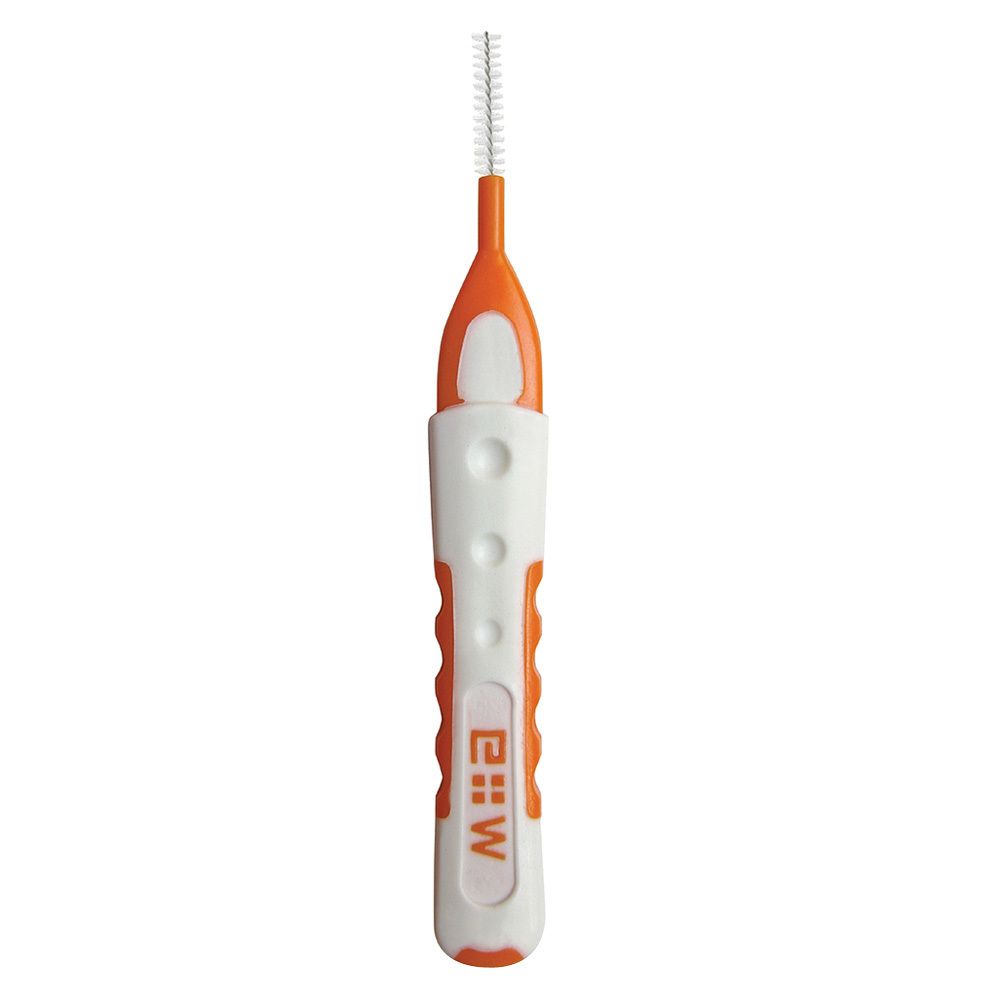 Brosse interdentaire avec manche orange et poils blancs. Le manche a une partie centrale blanche avec le nom de la marque.
