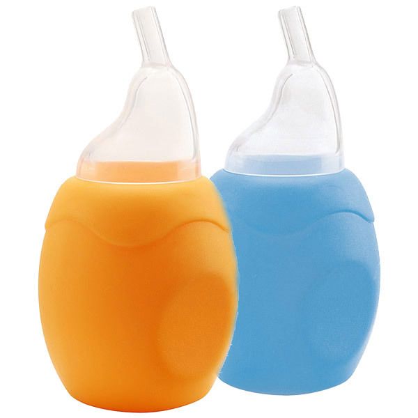 Deux aspirateurs nasaux, orange et bleu. Chacun a un embout transparent et un corps arrondi.