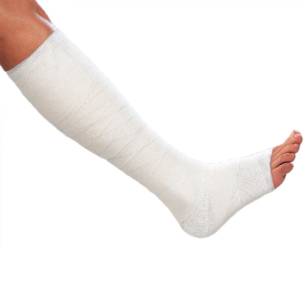 Jambe bandée en blanc. Le bandage couvre le pied et la jambe jusqu'au genou. Le pied est partiellement visible.