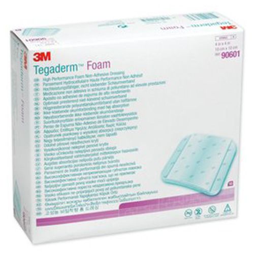 Emballage de Tegaderm Foam. 10 x 10 cm. Logo 3M. Nom et description du produit en plusieurs langues. Pansement en mousse carré illustré.