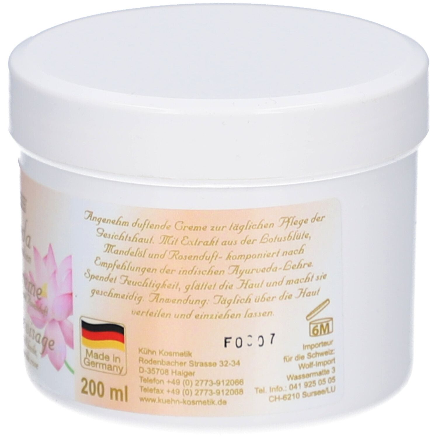 Pot blanc avec couvercle. Étiquette avec texte: Crème parfumée agréable pour le soin quotidien de la peau du visage.
