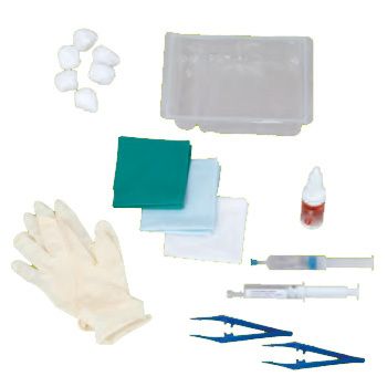 Kit avec gant, tampons, pinces, seringues, récipient, tissus et flacon.