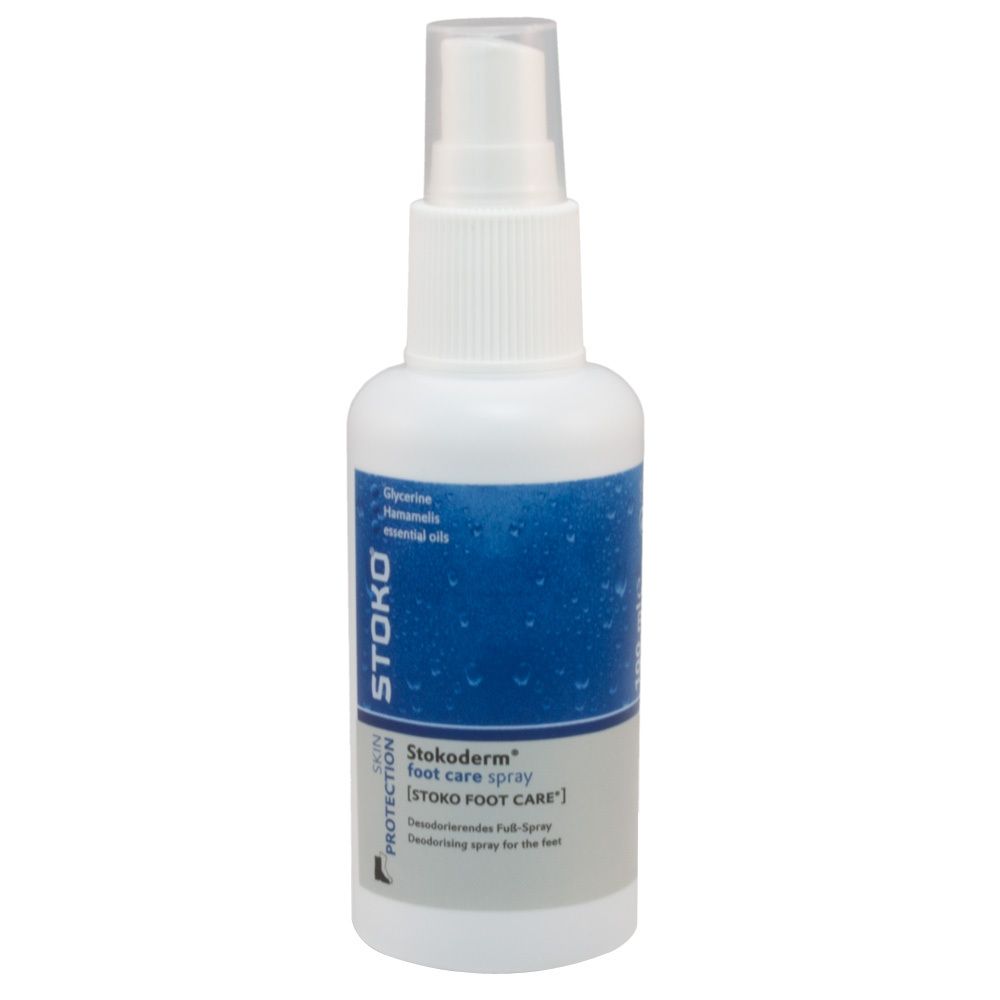 Flacon spray blanc avec étiquette bleue. Inscription: Stokoderm Foot Care. Contient glycérine, hamamélis, huiles essentielles.