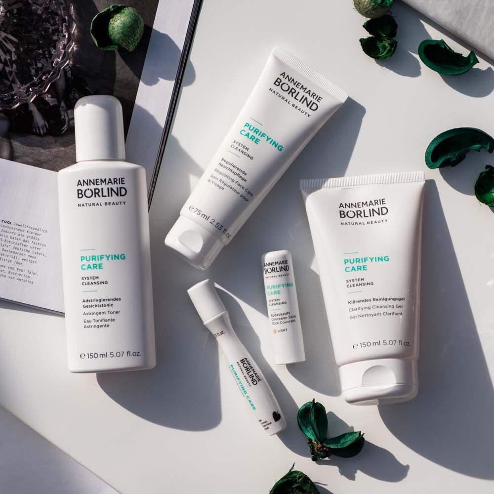 Produits cosmétiques sur fond blanc. Produits ANNEMARIE BÖRLIND, PURIFYING CARE. Verdure.