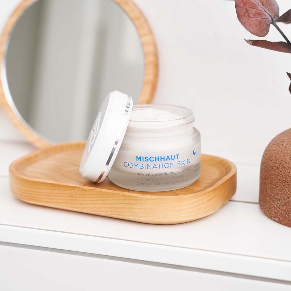 Pot de crème avec couvercle ouvert sur plateau en bois. Inscription : MISCHHAUT COMBINATION SKIN.