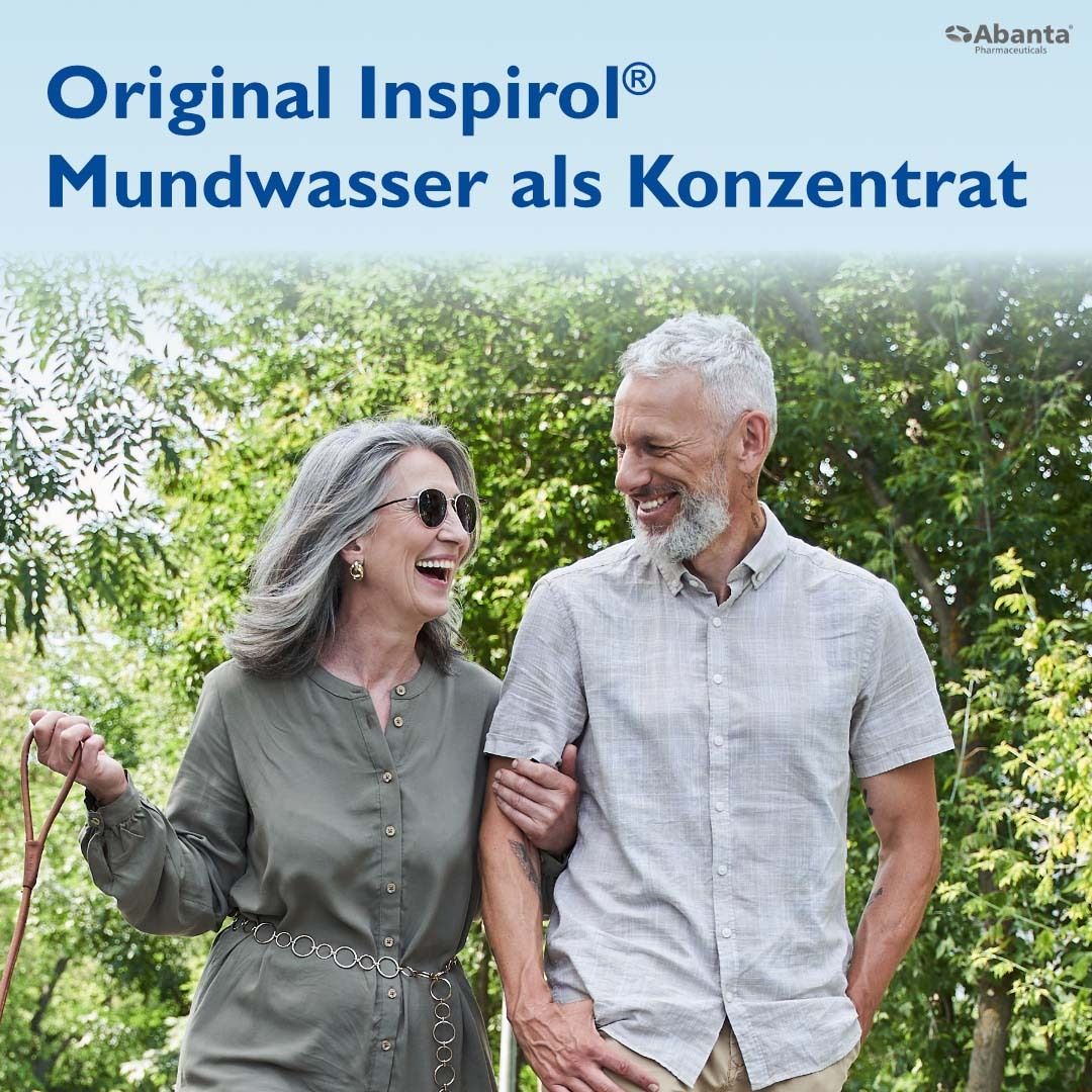 Couple âgé se promenant dans un parc. Inscription: Original Inspirol Mundwasser als Konzentrat. Abanta Pharma.