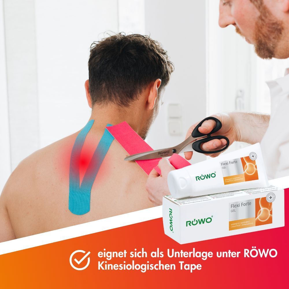Un thérapeute coupe du tape kinesiologique sur le dos d'un homme. Le tube et la boîte Röwo Flexi Forte Gel sont visibles.