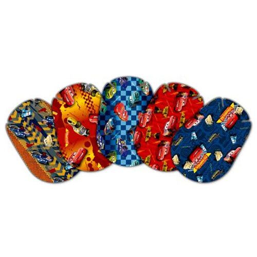 Cinq pansements oculaires avec motifs de voitures colorées. Différents motifs et couleurs.