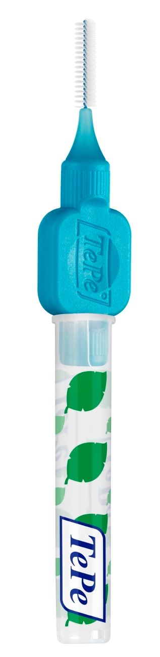 Brosse interdentaire TePe bleue dans étui transparent. Tête de brosse avec poils blancs. Étui avec logo et feuilles.