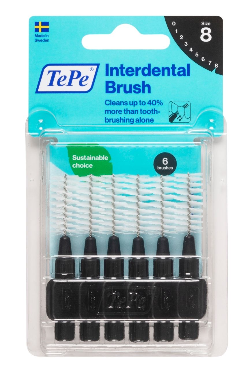Emballage de 6 brossettes interdentaires noires. Emballage bleu avec nom du produit et indication de taille. Choix durable.