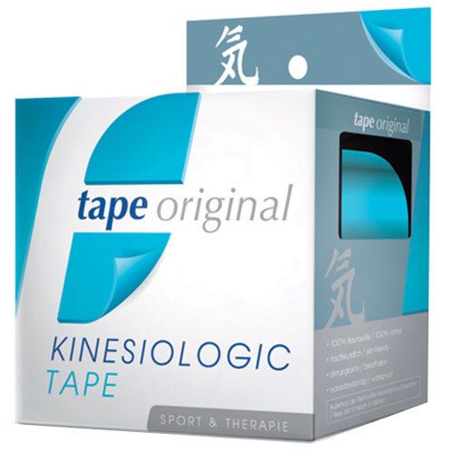 Ruban de kinésiologie dans son emballage. Ruban bleu, inscription "tape original" et "KINESIOLOGIC TAPE".