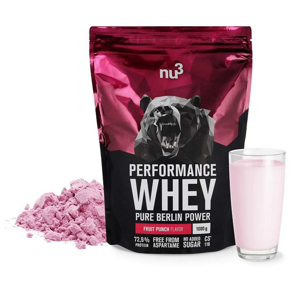 Sachet de protéine en poudre, tas de poudre rose et verre de liquide rose. Inscription : Performance Whey, Fruit Punch Flavor.