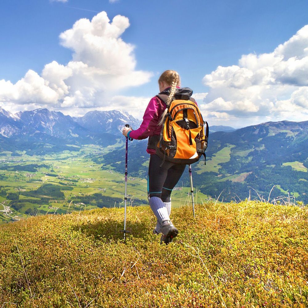 Femme avec sac à dos randonnée en montagne. Vue sur montagnes et paysage.