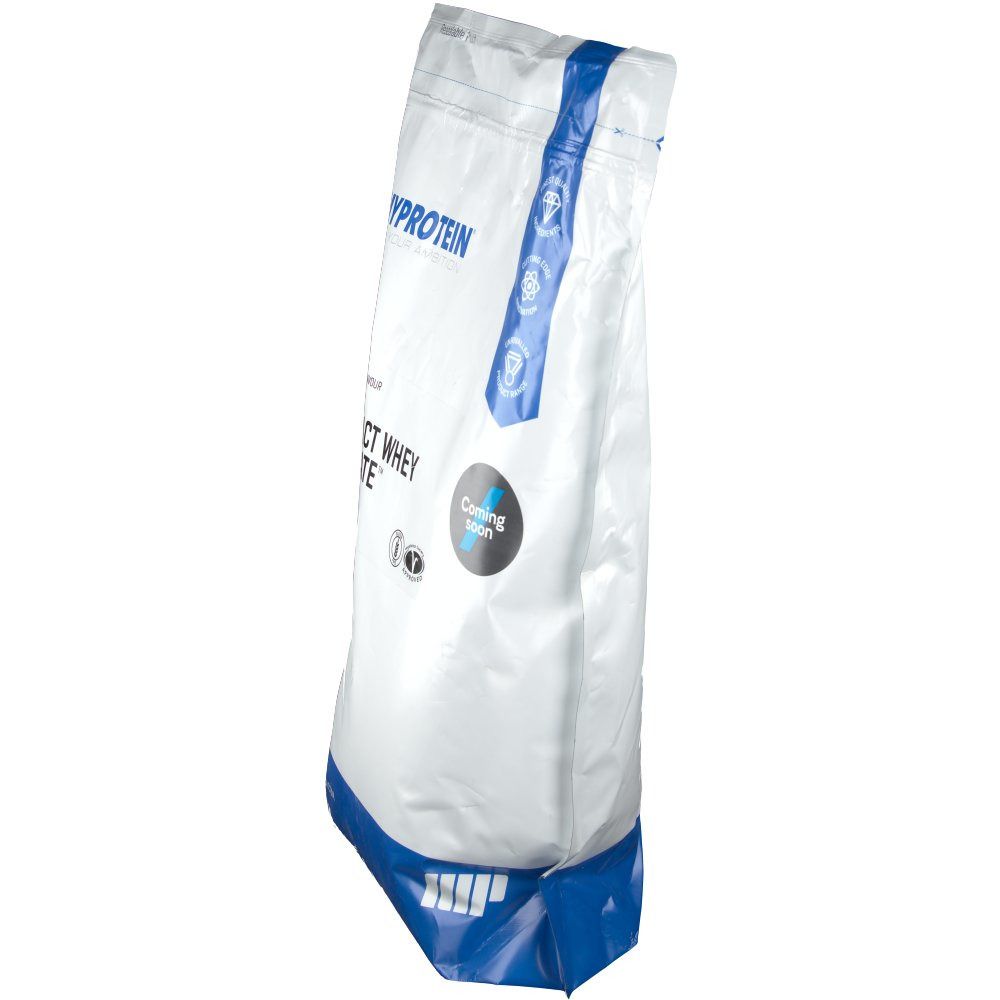 Sachet blanc et bleu en biais. Inscription: MYPROTEIN, IMPACT WHEY ISOLATE. Sceaux et logo.