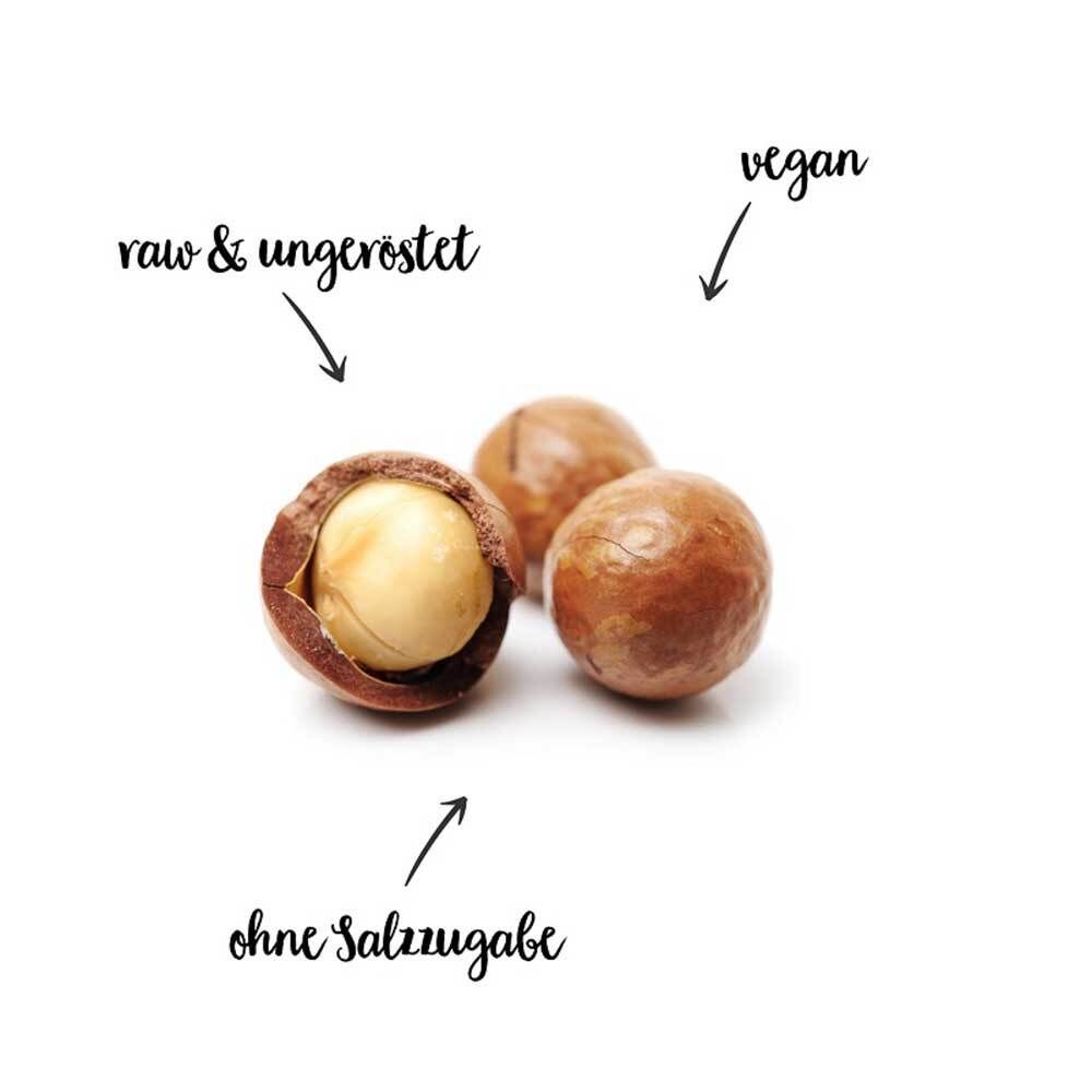 Trois noix de macadamia, une ouverte. Texte : cru & non grillé, sans sel ajouté, végétalien.