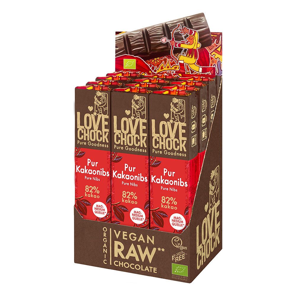 Présentoir LOVECHOCK Pur Kakaonibs 82% Kakao. Barres emballées en rouge. Vegan, certification bio. Présenté dans un présentoir de vente.