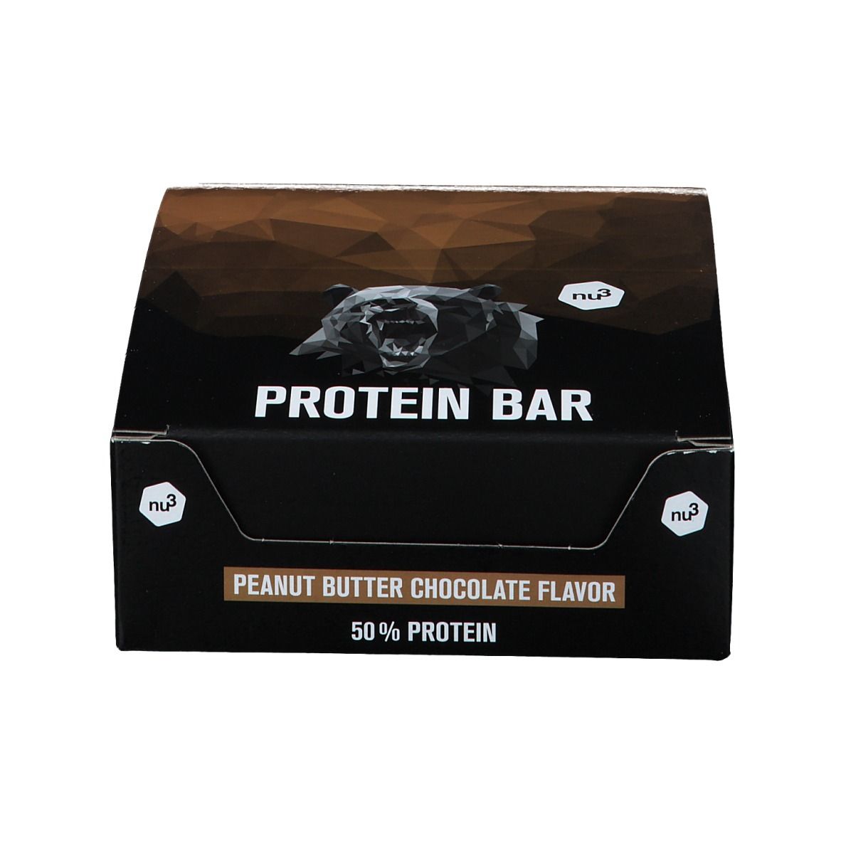 Boîte noire avec l'inscription "PROTEIN BAR". "PEANUT BUTTER CHOCOLATE FLAVOR" et "50% PROTEIN" sont également visibles. Marque : nu3.