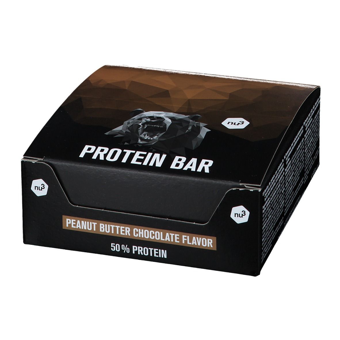 Boîte noire avec l'inscription "PROTEIN BAR". "PEANUT BUTTER CHOCOLATE FLAVOR" et "50% PROTEIN" sont également visibles. Marque : nu3.