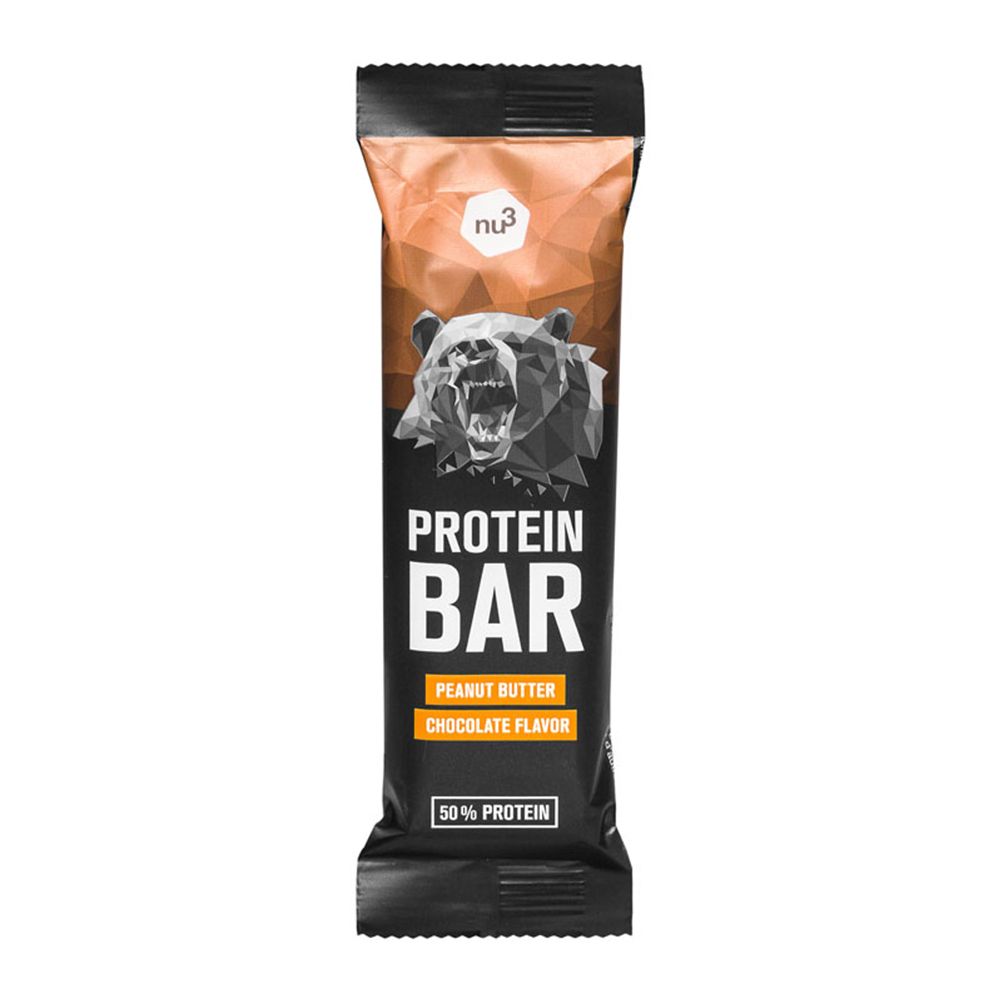 Barre protéinée emballée en noir. Inscription: PROTEIN BAR, goût beurre de cacahuète-chocolat, 50 % de protéines. Marque: nu3.