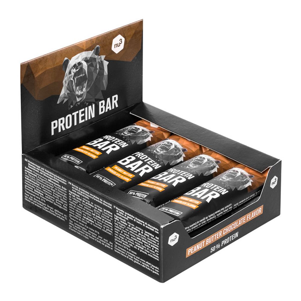 Boîte noire avec quatre barres protéinées. Inscription: PROTEIN BAR, goût beurre de cacahuète-chocolat, 50 % de protéines. Marque: nu3.
