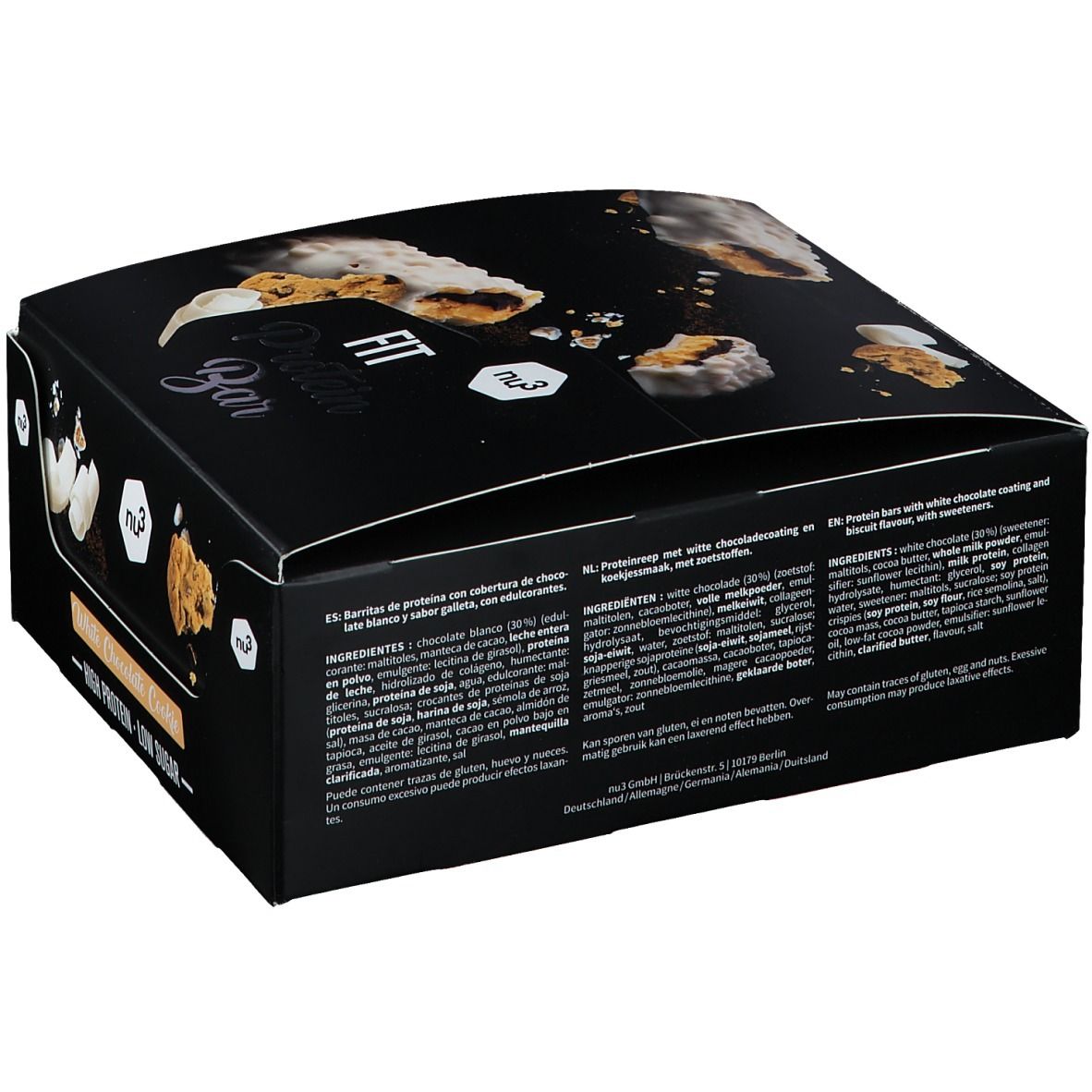 Boîte noire avec texte et illustrations de produits. Contient des listes d'ingrédients en plusieurs langues. Logo "FIT Protein Bar" visible.