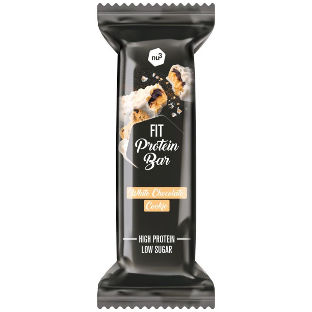 Barre protéinée Fit dans un emballage noir. Impression : logo nu3, image du produit, "FIT Protein Bar", "White Chocolate Cookie", "High Protein Low Sugar".