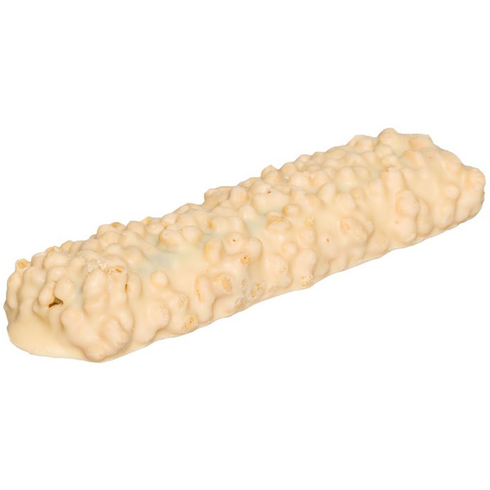 Barre protéinée avec enrobage de chocolat blanc et morceaux croustillants. Forme allongée, sur fond blanc.