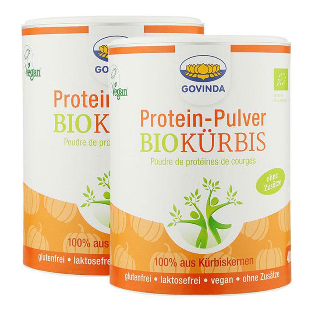 Deux boîtes de Govinda Bio Proteinpulver Biokürbis. Boîtes blanches avec couvercles orange et motif citrouille. Texte : Protein-Pulver, BIOKÜRBIS.