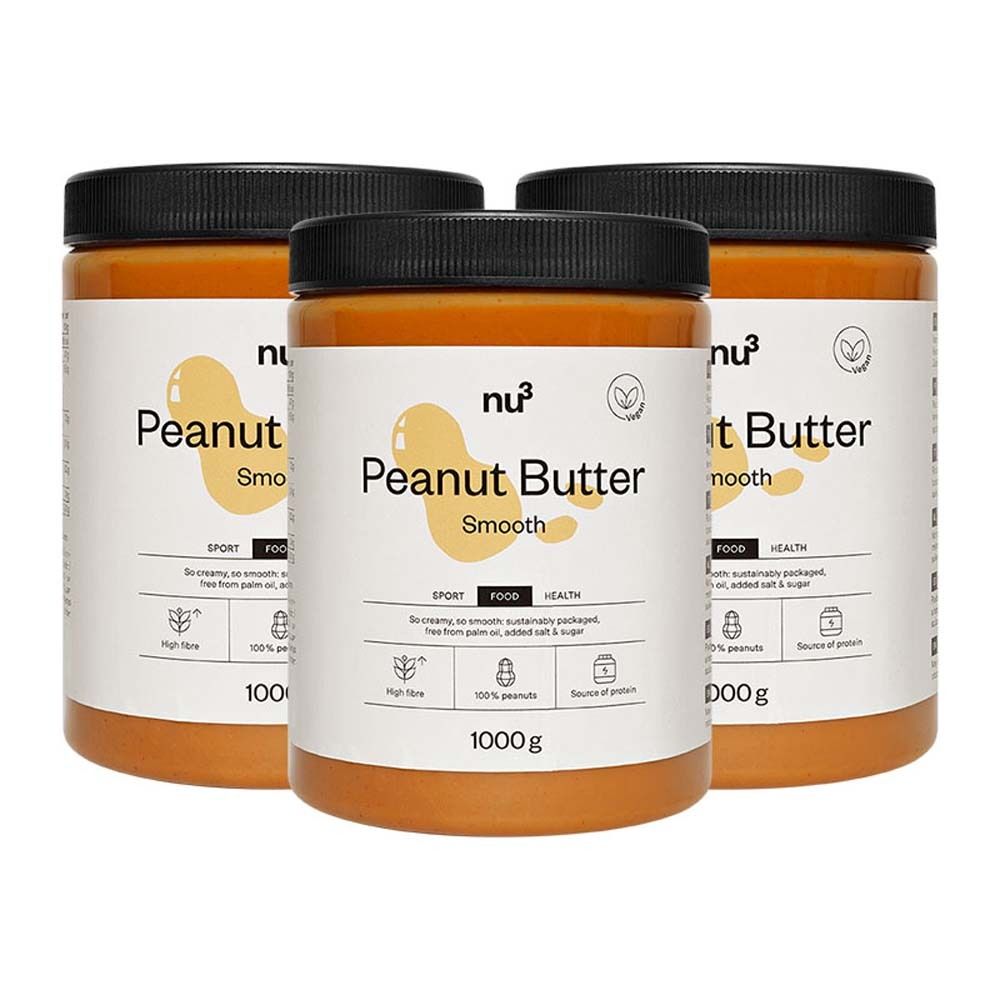 Trois pots de beurre de cacahuète nu3 smooth. Pots ronds avec couvercle noir et étiquette blanche. Inscription : Peanut Butter Smooth, 1000g.