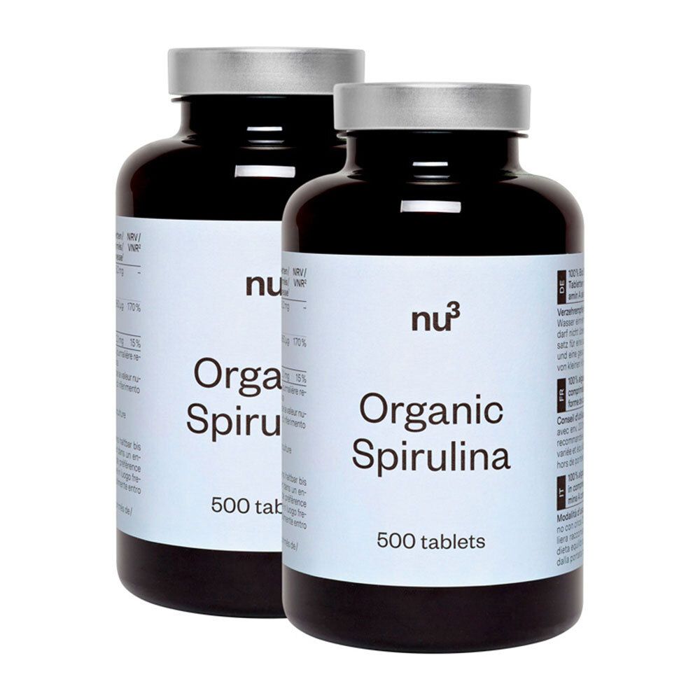 Deux flacons de nu3 Organic Spirulina. Flacons bruns avec couvercles argentés et étiquettes blanches. Inscription : Organic Spirulina, 500 comprimés.