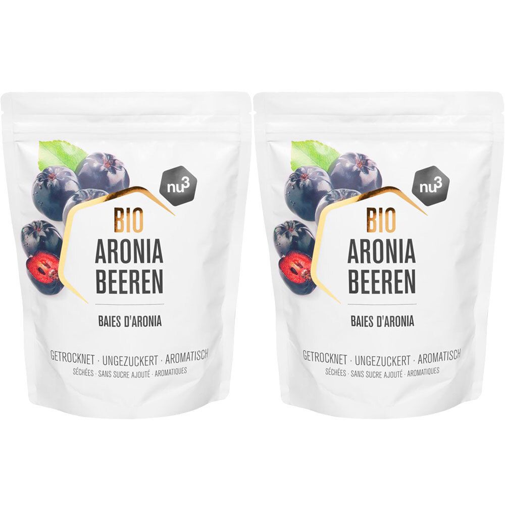 Deux sachets de "nu3 Bio Aroniabeeren". Sachets blancs avec illustration de baies d'aronia. Inscription: BIO ARONIA BEEREN, séchées, sans sucre ajouté, aromatiques.