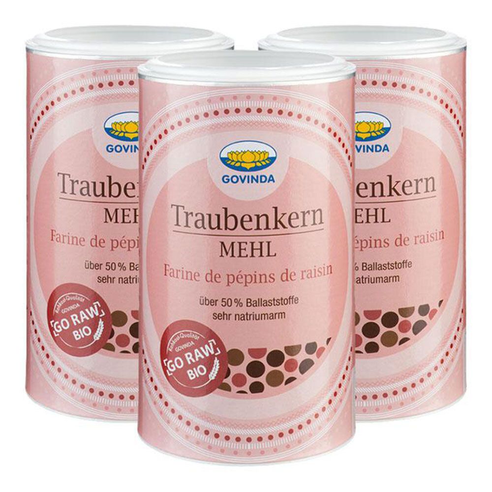 Trois boîtes de Govinda Bio Traubenkern Mehl. Emballage rose avec couvercle blanc. Inscription : Traubenkern Mehl, Farine de pépins de raisin, Go Raw Bio.