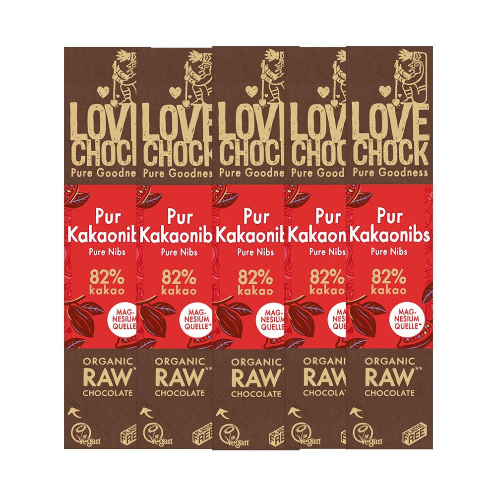 Plusieurs tablettes LOVECHOCK Pur Kakaonibs 82% Kakao. Emballage rouge avec informations produit. Inscription: ORGANIC RAW CHOCOLATE.
