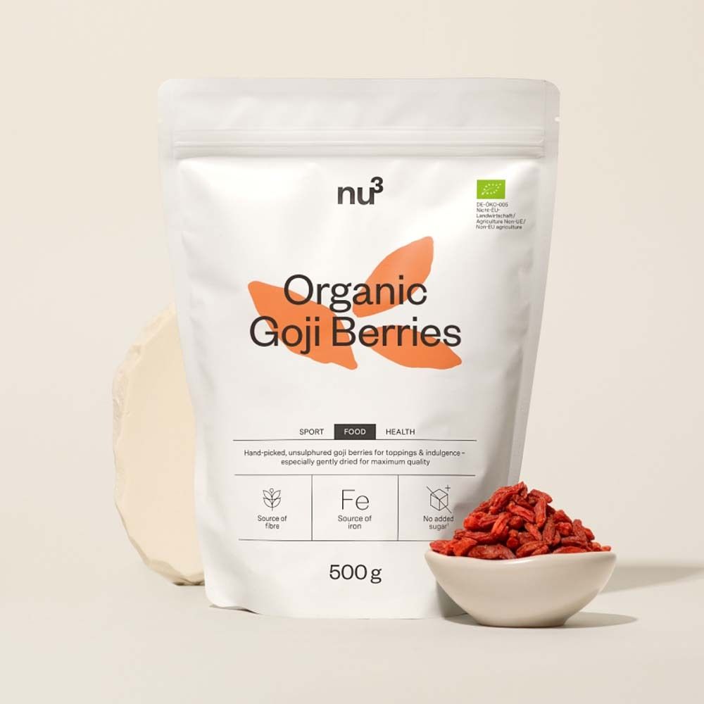 Un paquet de baies de goji bio nu3. Paquet blanc avec logo et texte orange. Un bol de baies de goji.