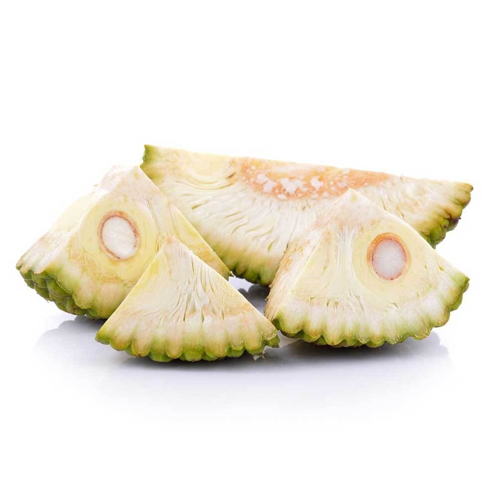 Morceaux de jacquier coupés. Montre le fruit en forme de triangle avec des noyaux.