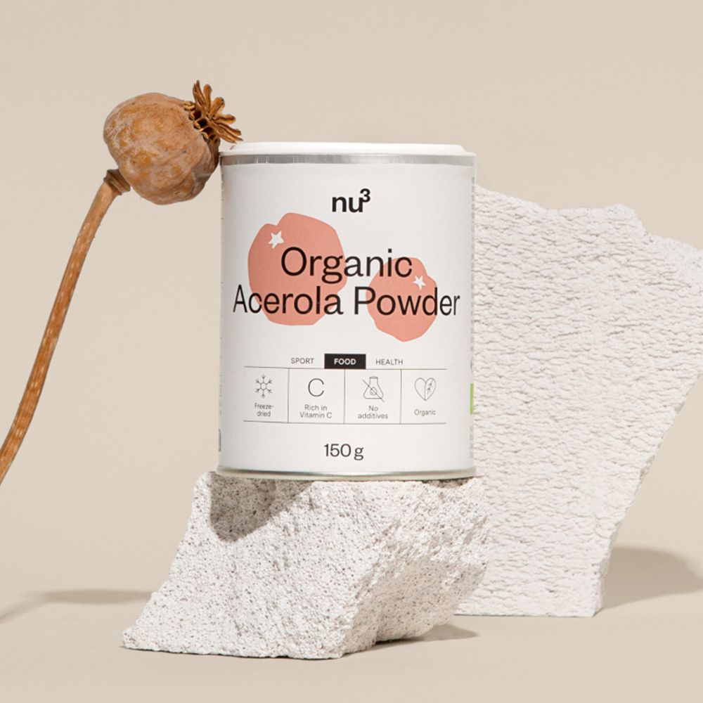 Boîte blanche nu3 Organic Acerola Powder sur pierre. Avec capsule de pavot. 150g. Lyophilisé, Vitamine C, sans additifs, Organic.
