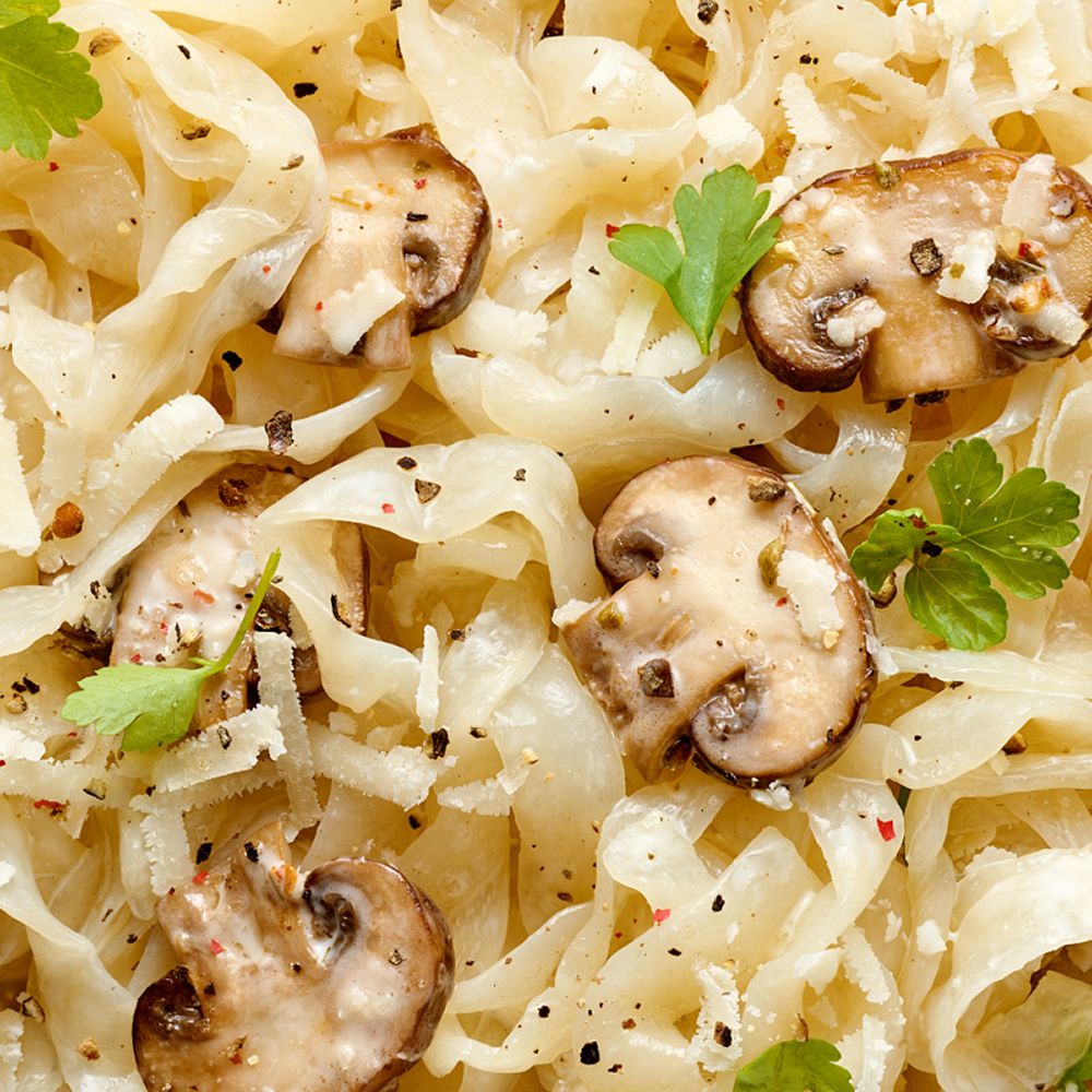 Gros plan de nu3 Fit Konjak Tagliatelle cuisinées avec des champignons et du persil.