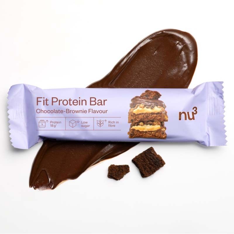 Une barre protéinée nu3 Fit chocolat brownie avec sauce au chocolat et morceaux.