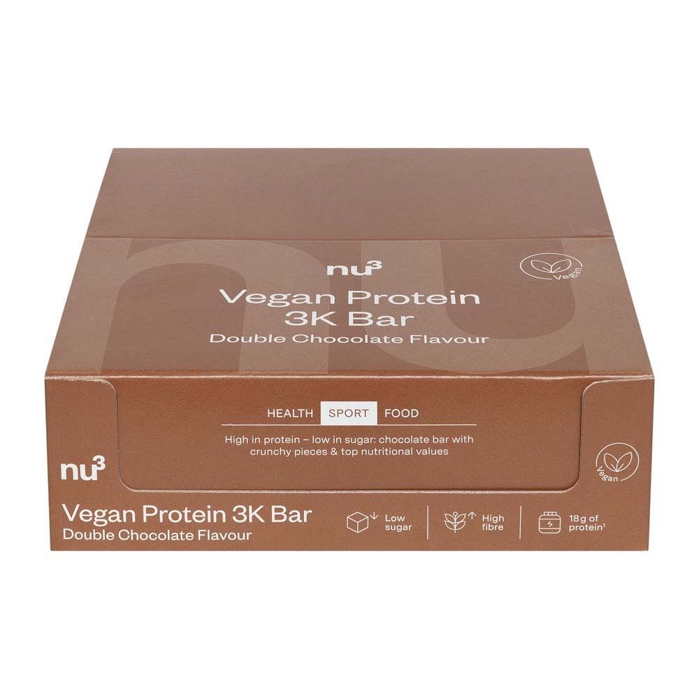 Boîte en carton marron avec nu3 Vegan Protein 3K Bar Double Chocolate. Inscription : Health, Sport, Food. Sceau végétalien.