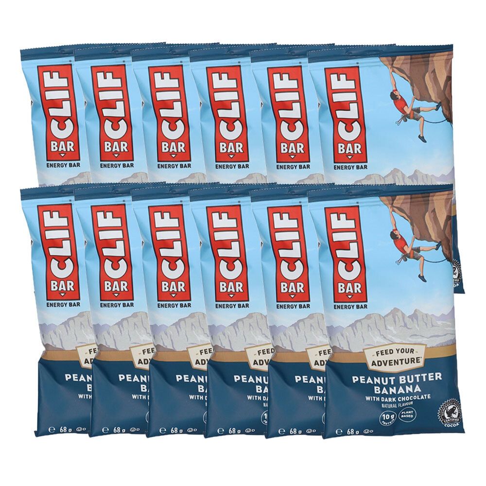 Plusieurs paquets de CLIF Bar. Inscription: Peanut Butter Banana avec chocolat noir. Illustration d'alpiniste sur fond bleu clair.