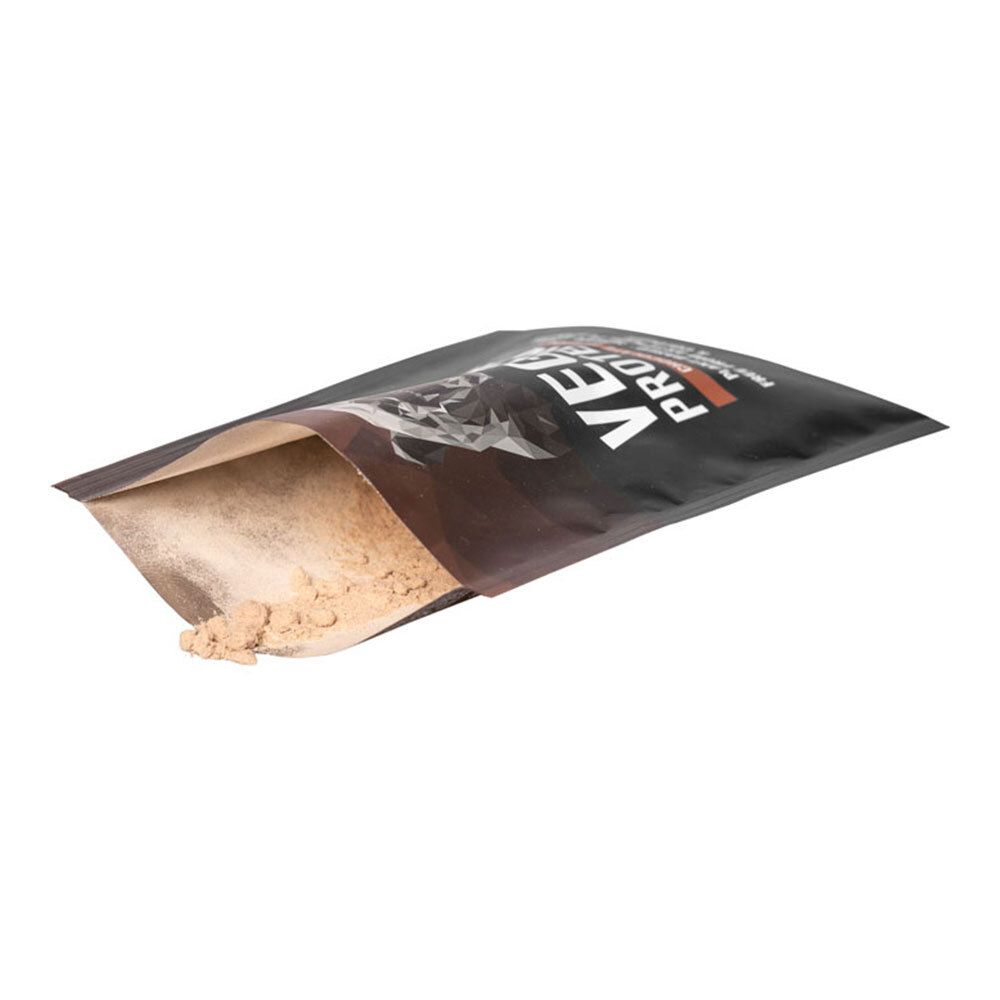 Sachet ouvert de nu3 Vegan Protein 3K Schokolade Probierpaket. Poudre brune visible.