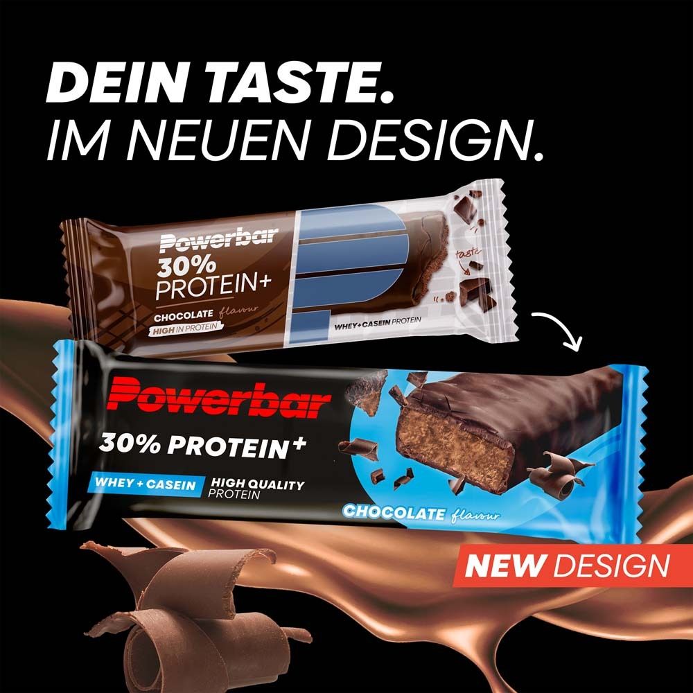 Deux barres PowerBar 30% Protein Plus Chocolate. Fond noir avec décor chocolat. Texte : "DEIN TASTE. IM NEUEN DESIGN."
