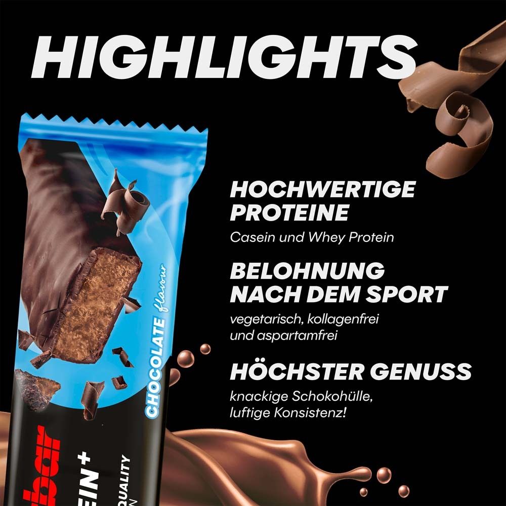 Barre PowerBar 30% Protein Plus Chocolate. Emballage bleu, morceaux de chocolat. Texte : "HIGHLIGHTS". Texte sur protéines, sport, plaisir.