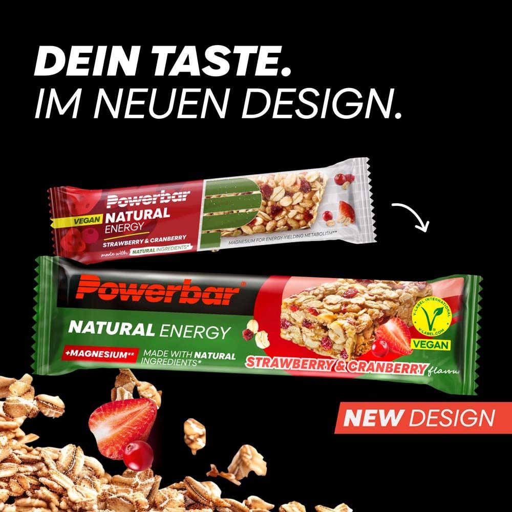 Deux barres PowerBar Natural Energy, fraise-canneberge. Fond noir. Vegan, avec magnésium. Nouveau design.