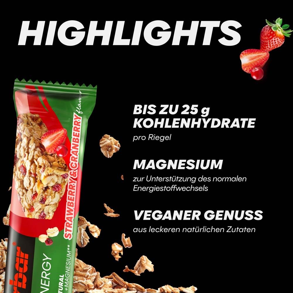 Barre PowerBar Natural Energy, fraise-canneberge. Fond noir. Texte: Jusqu'à 25g glucides, magnésium, plaisir végétalien.