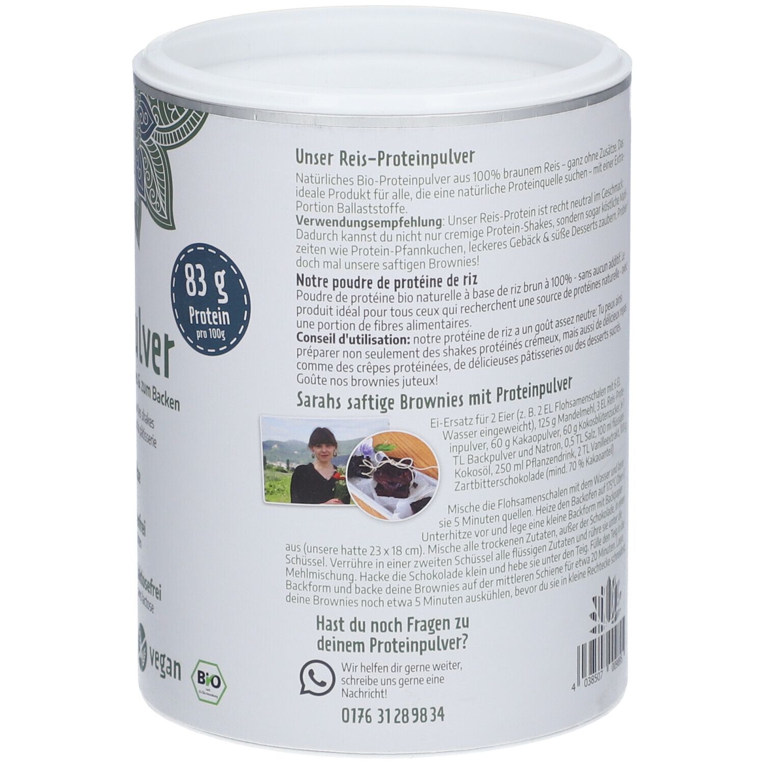 Boîte blanche de poudre de protéine de riz Govinda. Inscription : 83g protéines, recette de brownies. Label bio. Image : femme avec des brownies.
