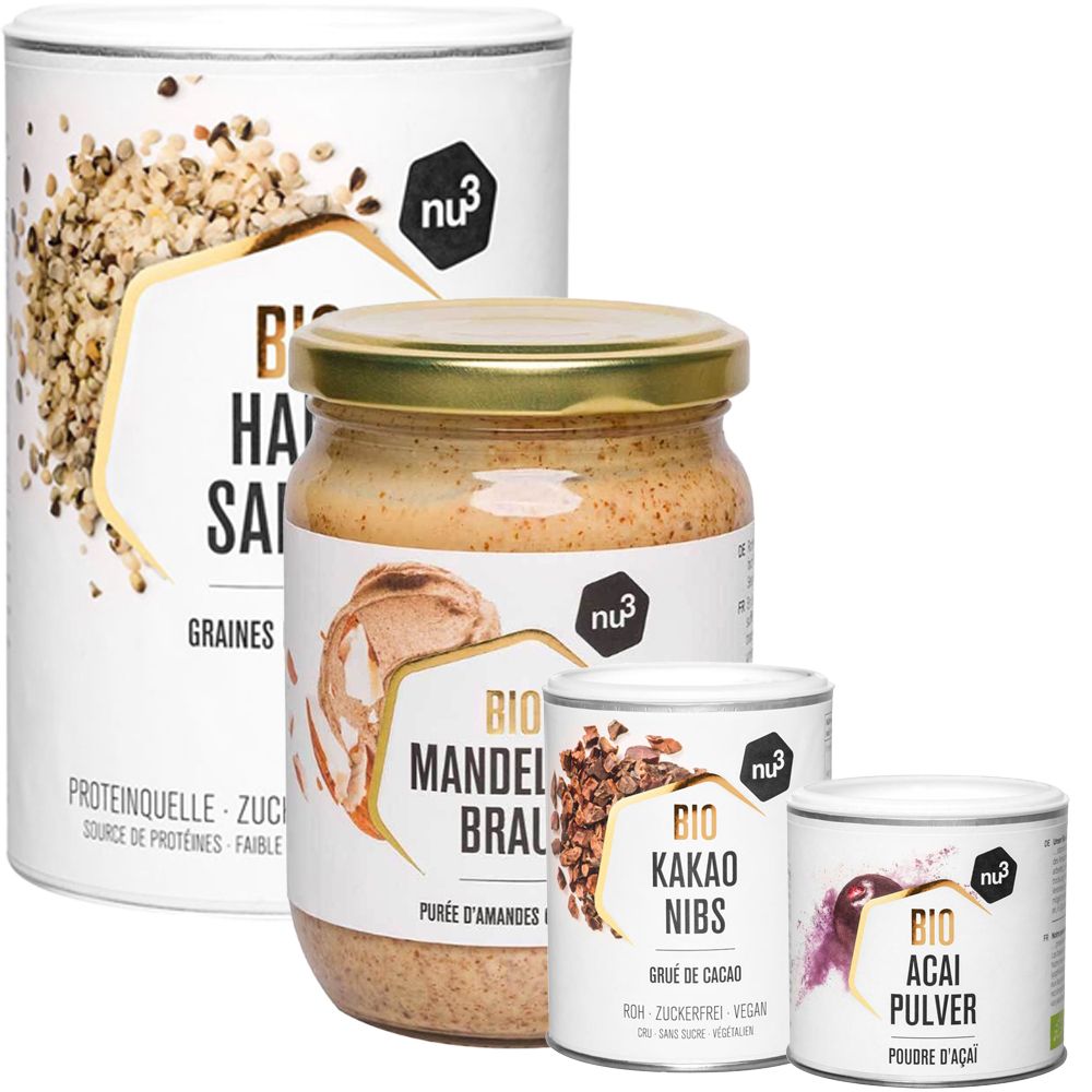 Ingrédients pour smoothies : graines de chanvre, beurre d'amandes, éclats de cacao et poudre d'açaï en boîtes et pots. Logo nu3.