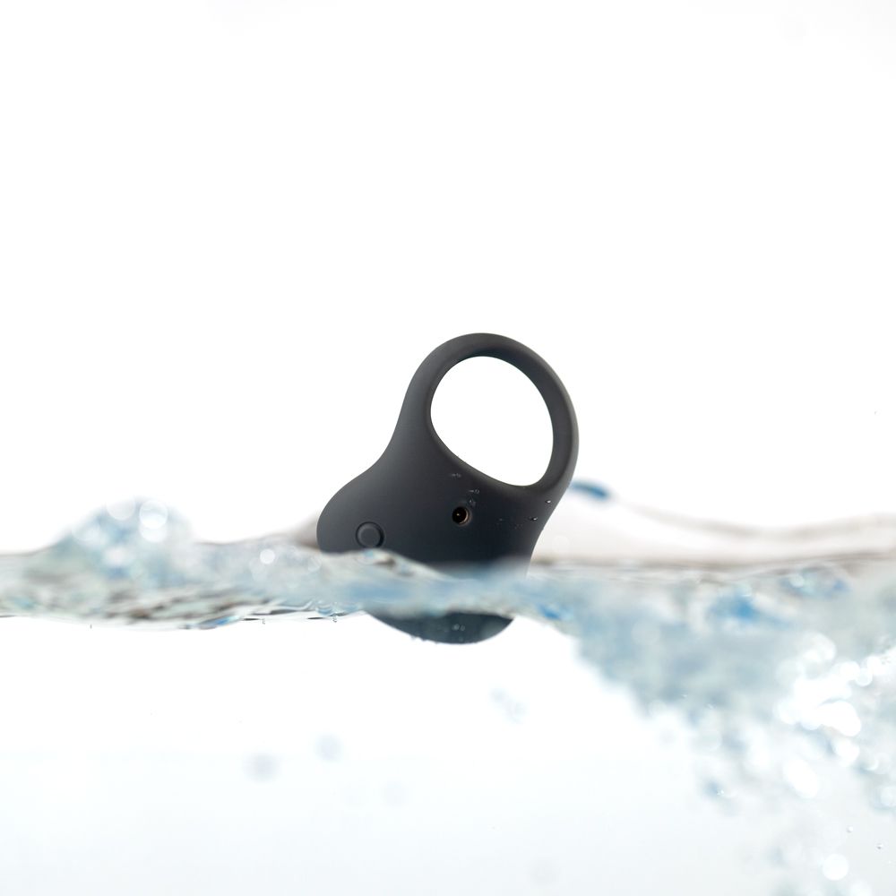 Anneau pénien gris dans l'eau. Ouverture annulaire. Boutons visibles.