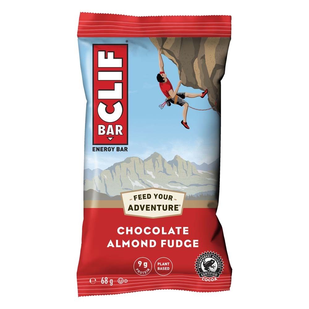 Emballage CLIF Bar® Energieriegel. Fond rouge, grimpeur, nom du produit, saveur Chocolate Almond Fudge, 68g.